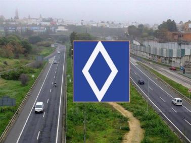 NUEVA SEÑAL BUS-VAO Logo de Renault superpuesto sobre una carretera con paisaje urbano al fondo.